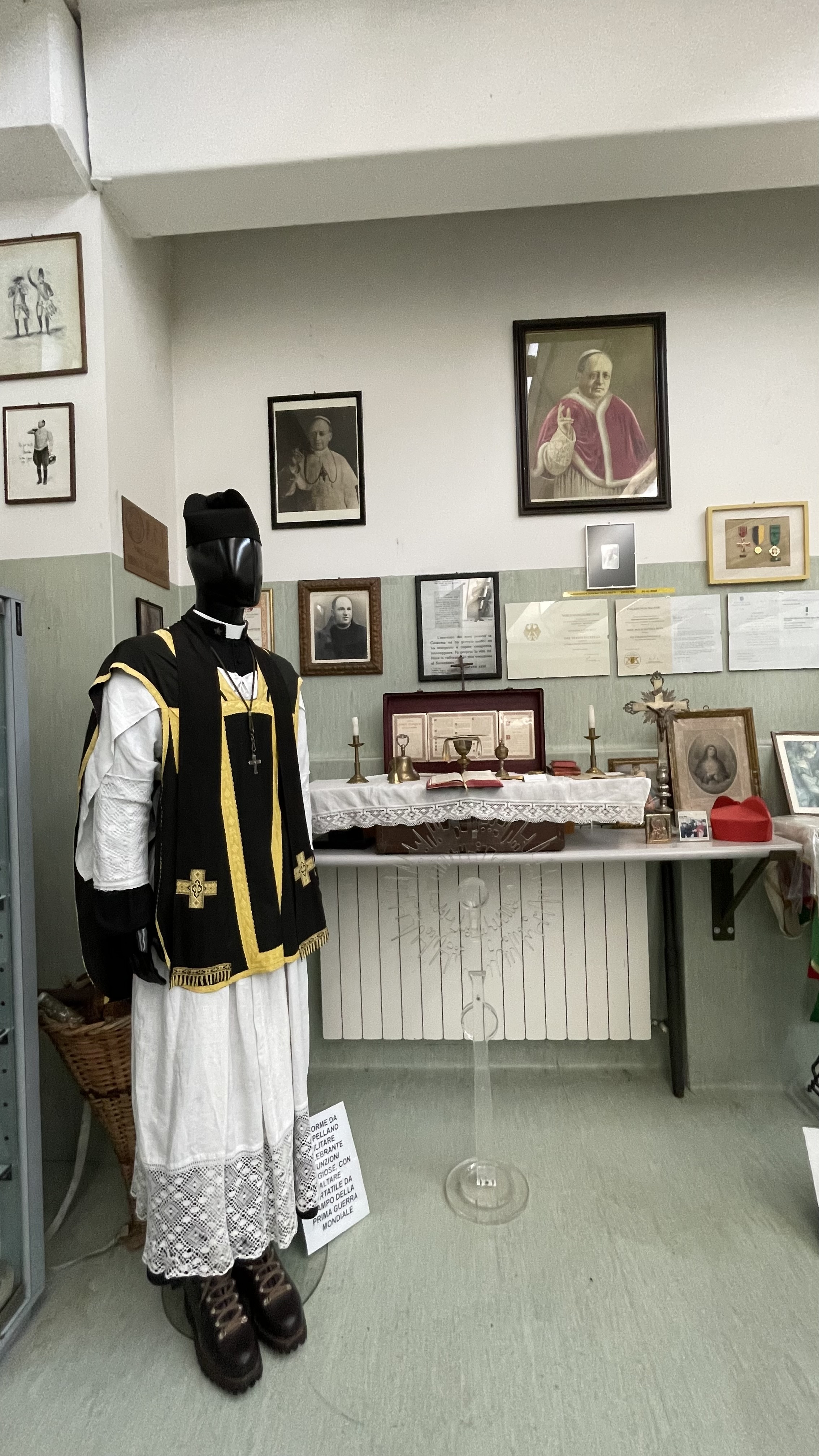 Documenti e oggetti storici esposti al museo