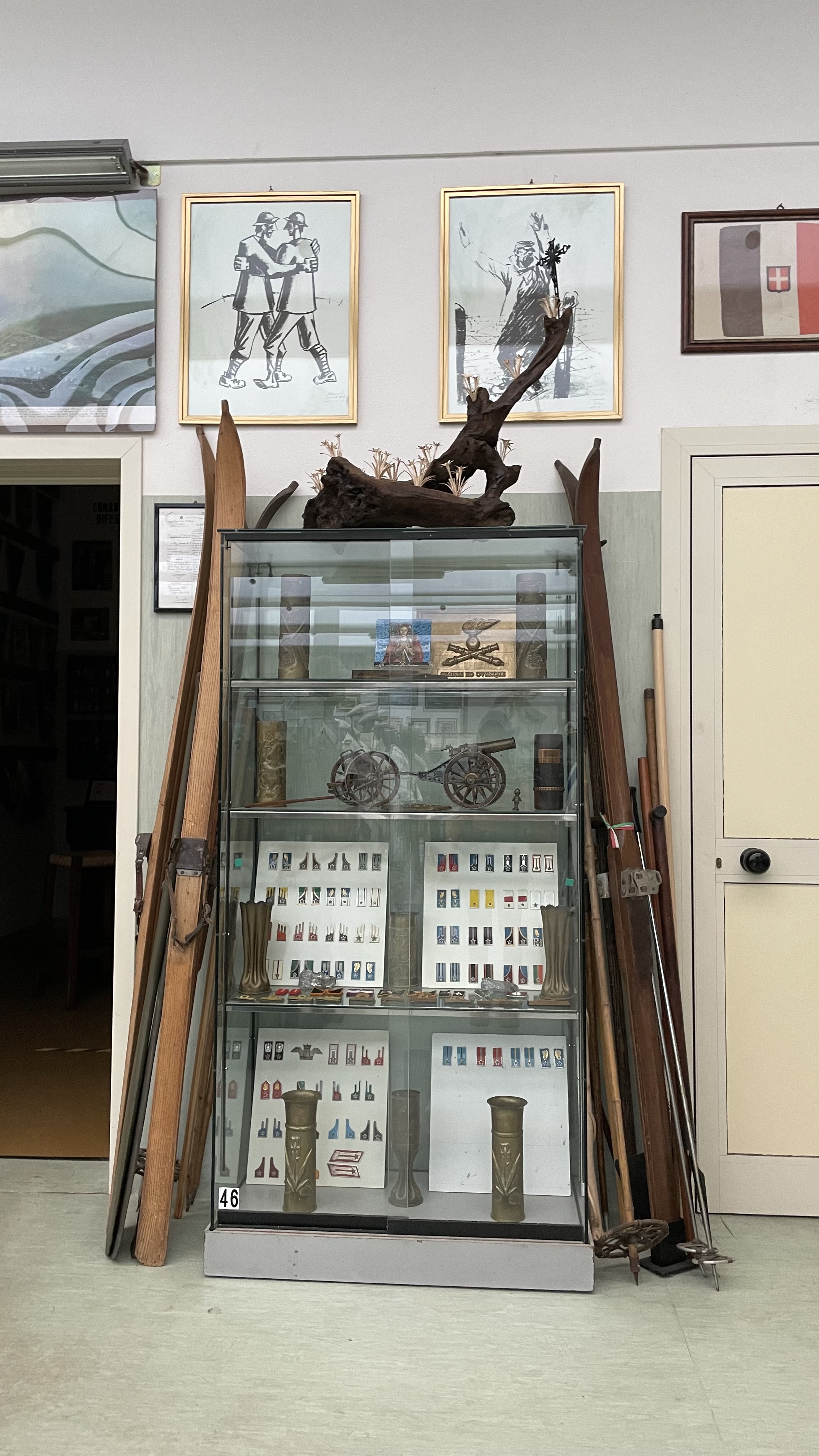 Cimeli e medaglie esposti nella sala