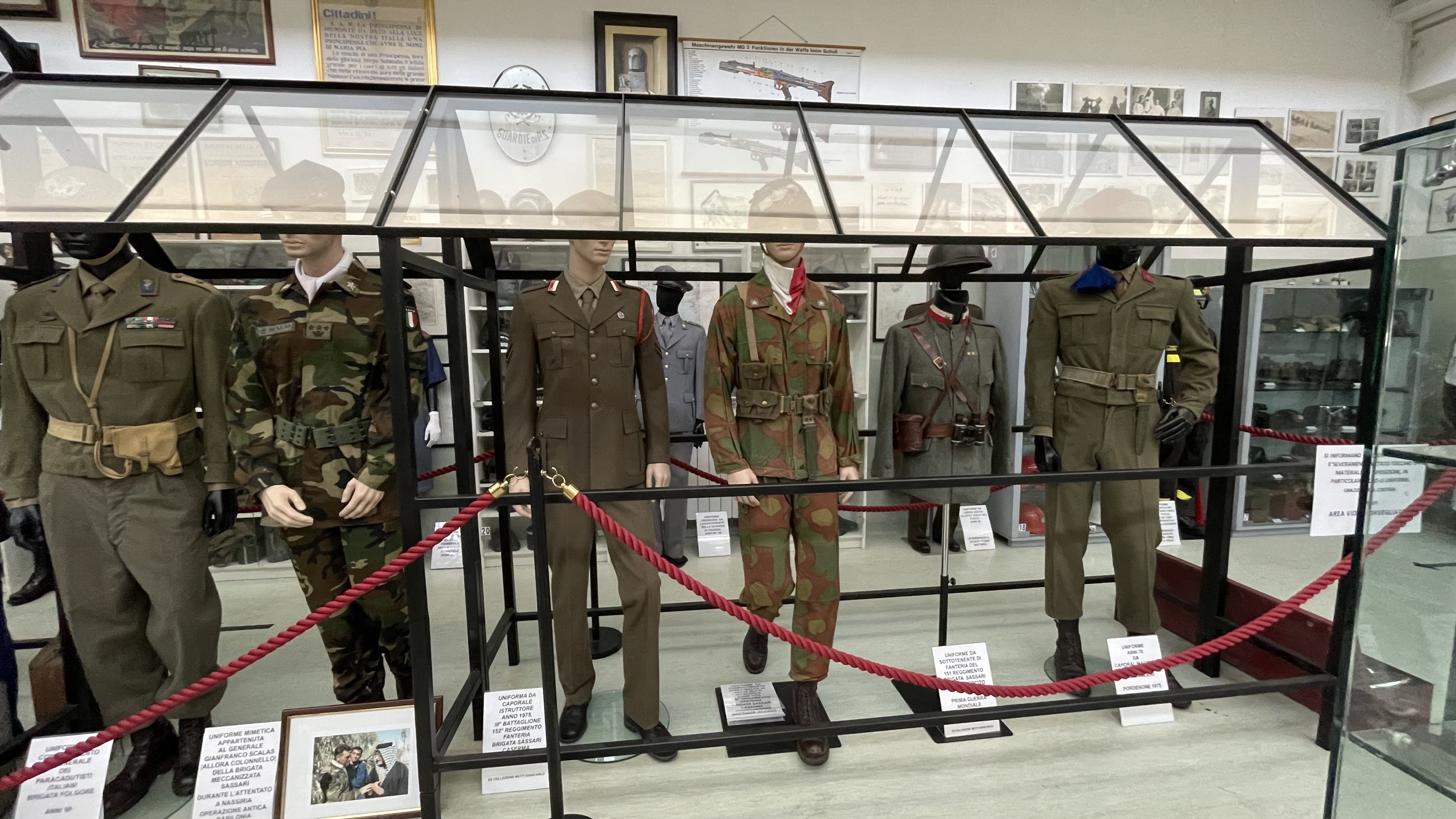 Uniformi militari originali esposte al museo